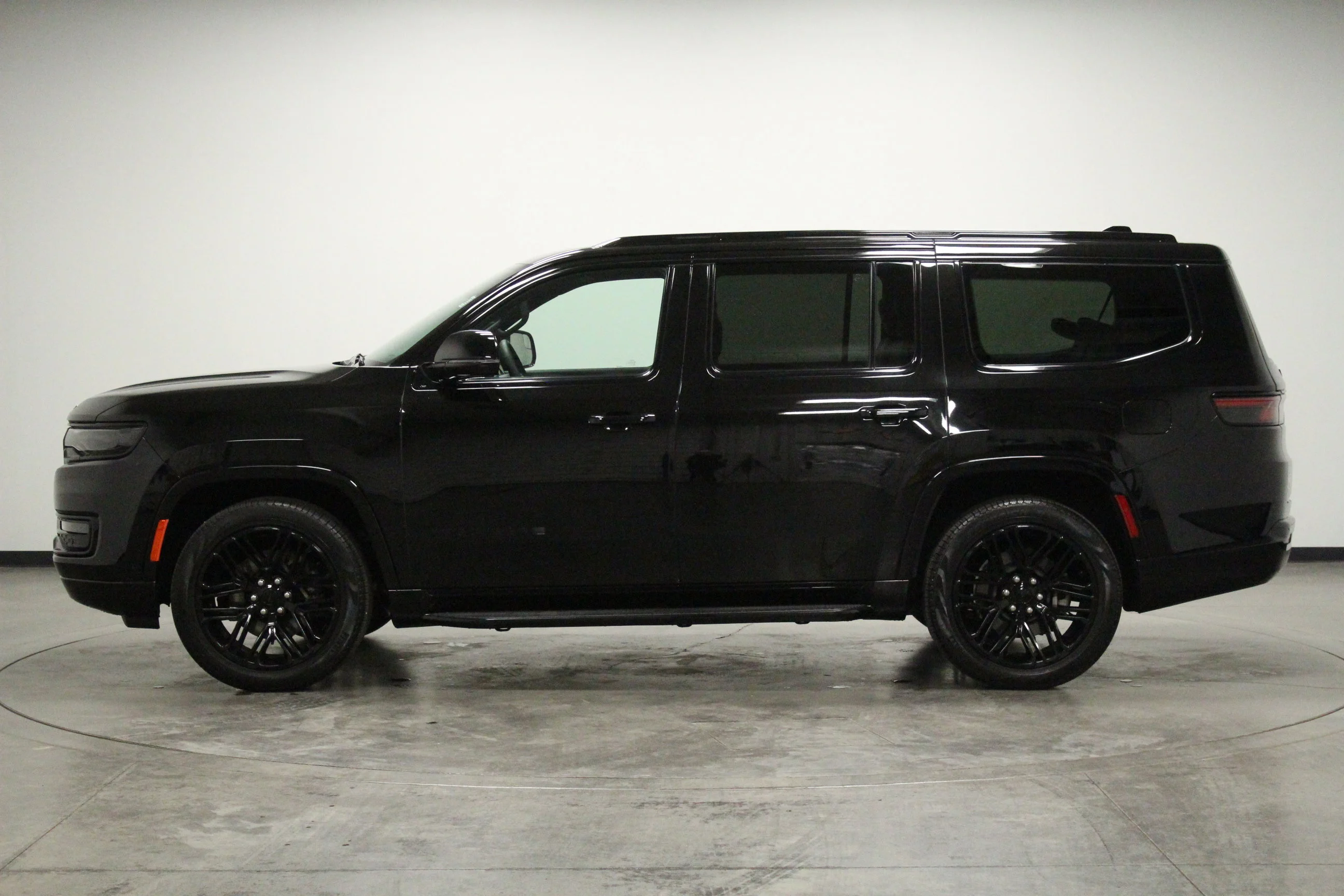 Used 2024 Diamond Black Crystal Pearlcoat Jeep Series II image 5