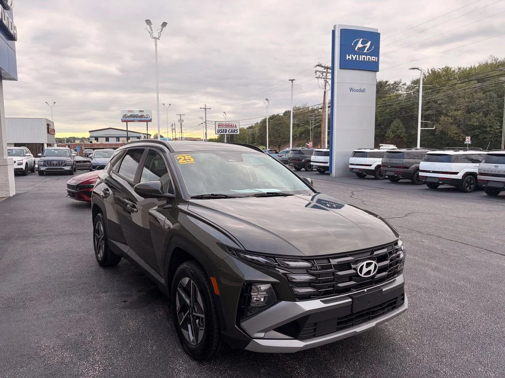 Used 2025 Green Hyundai SEL image 3