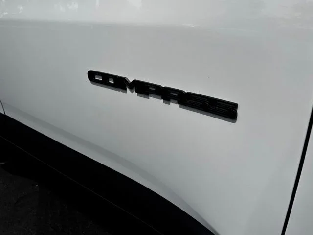 New 2026 Bright White Clear-Coat Exterior Paint Jeep Latitude image 10