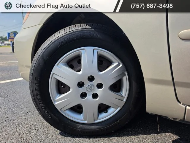 Used 2005 Desert Sand Mica Toyota LE image 11