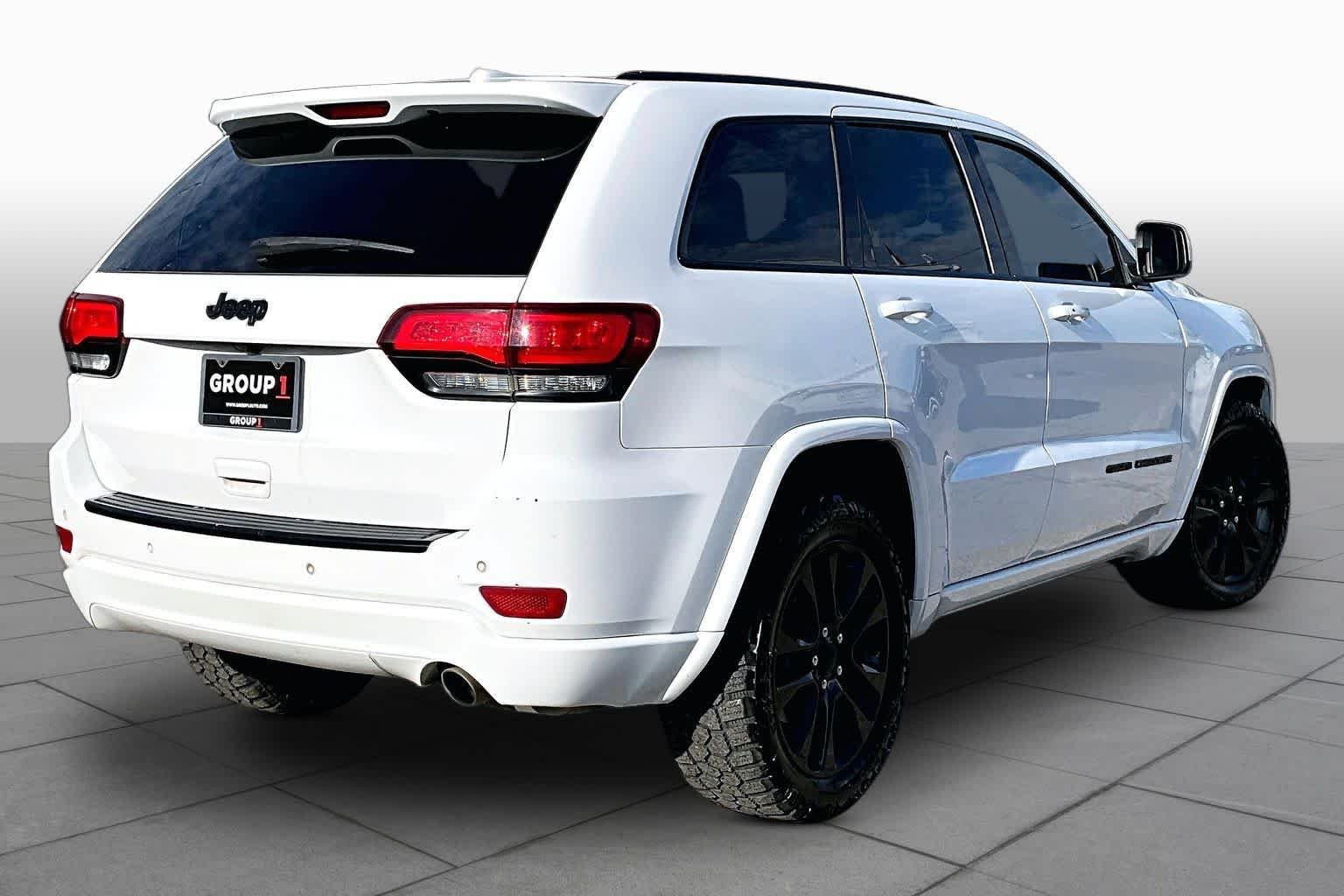 Used 2018 Bright White Clearcoat Jeep Altitude image 15