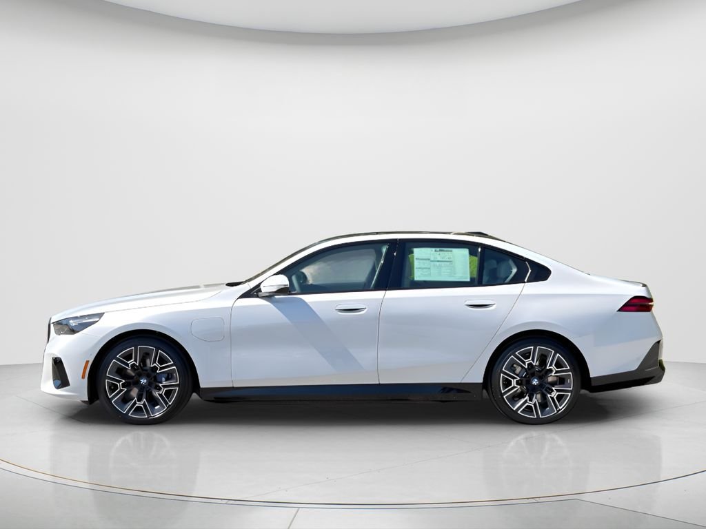 New 2027 Mineral White Metallic BMW 550e xDrive image 8