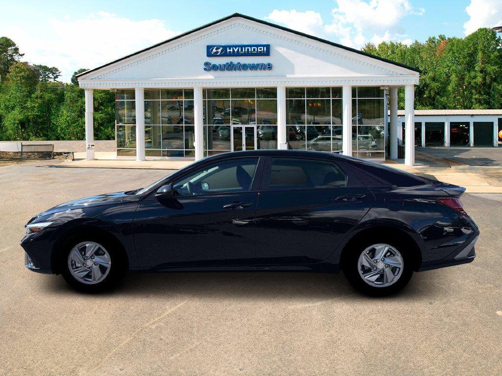 New 2026 Black Hyundai SE image 3