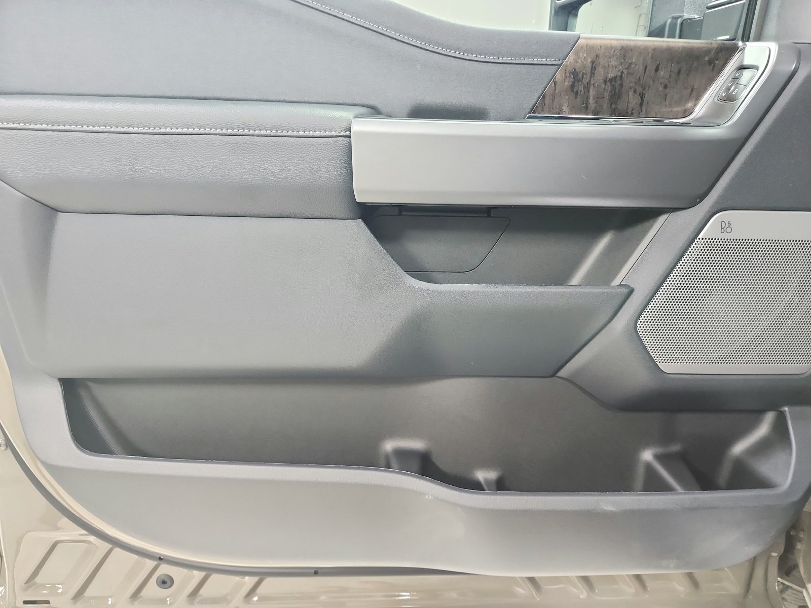 New 2027 Marsh Gray Metallic Ford F-250® Lariat® image 36