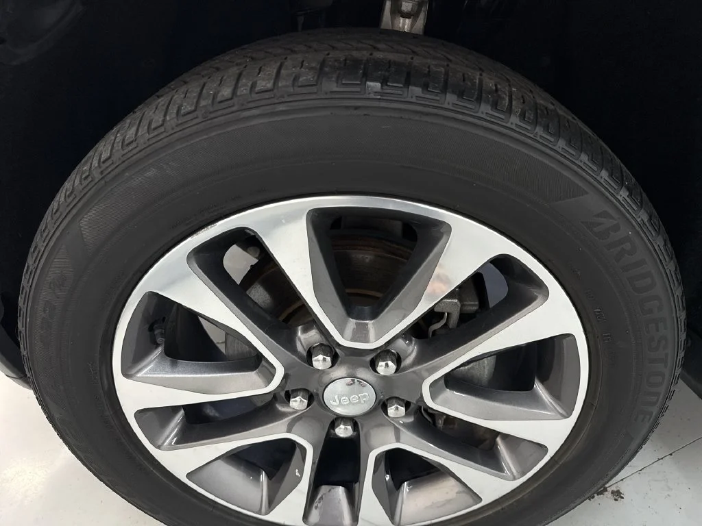 Used 2018 Velvet Jeep Limited image 34