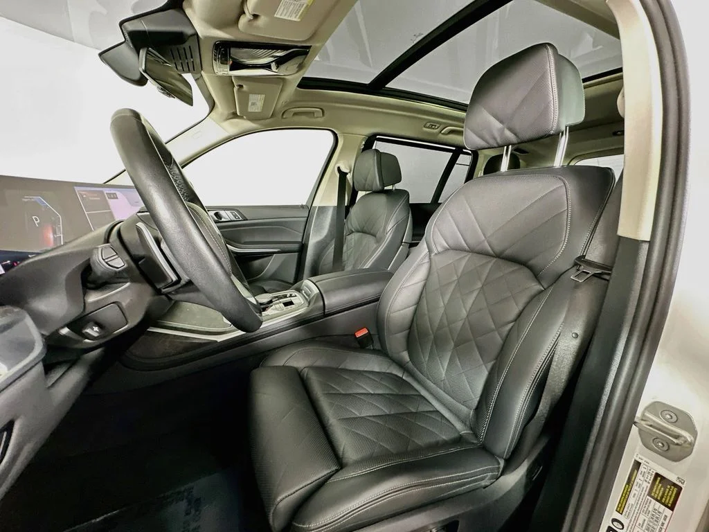 Used 2025 White Metallic BMW xDrive40i image 11