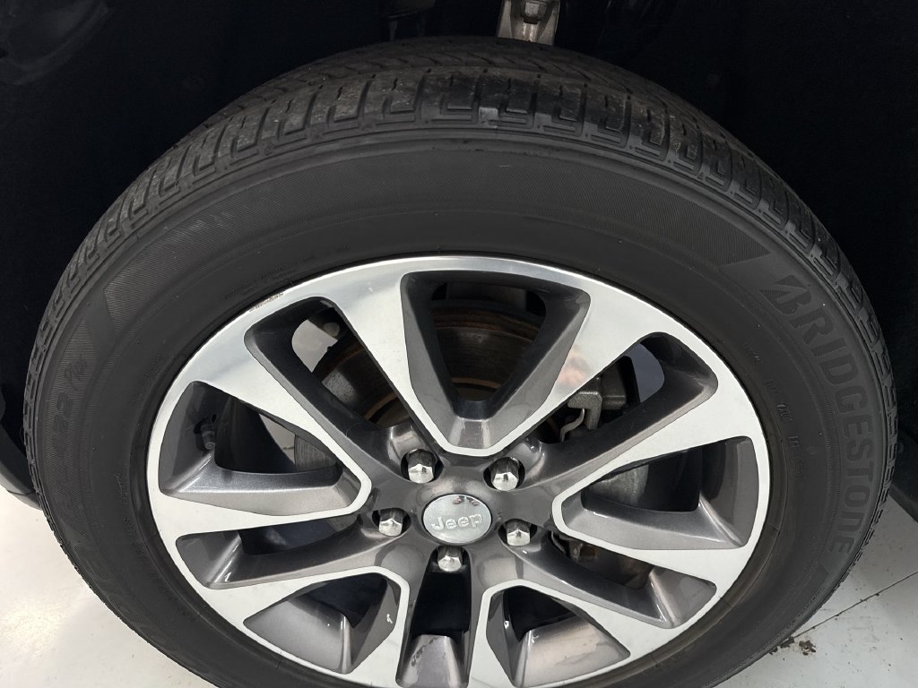 Used 2018 Velvet Jeep Limited image 34