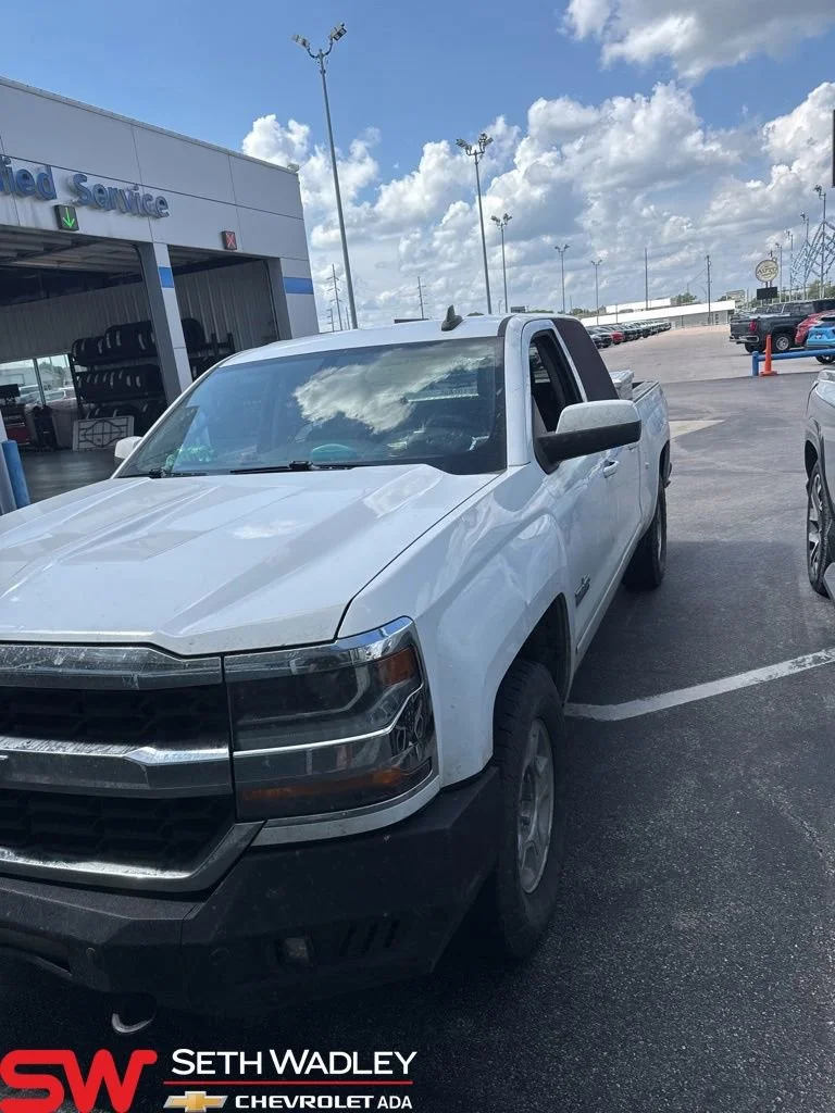 Used 2018 SUMMIT WHITE Chevrolet LT image 1