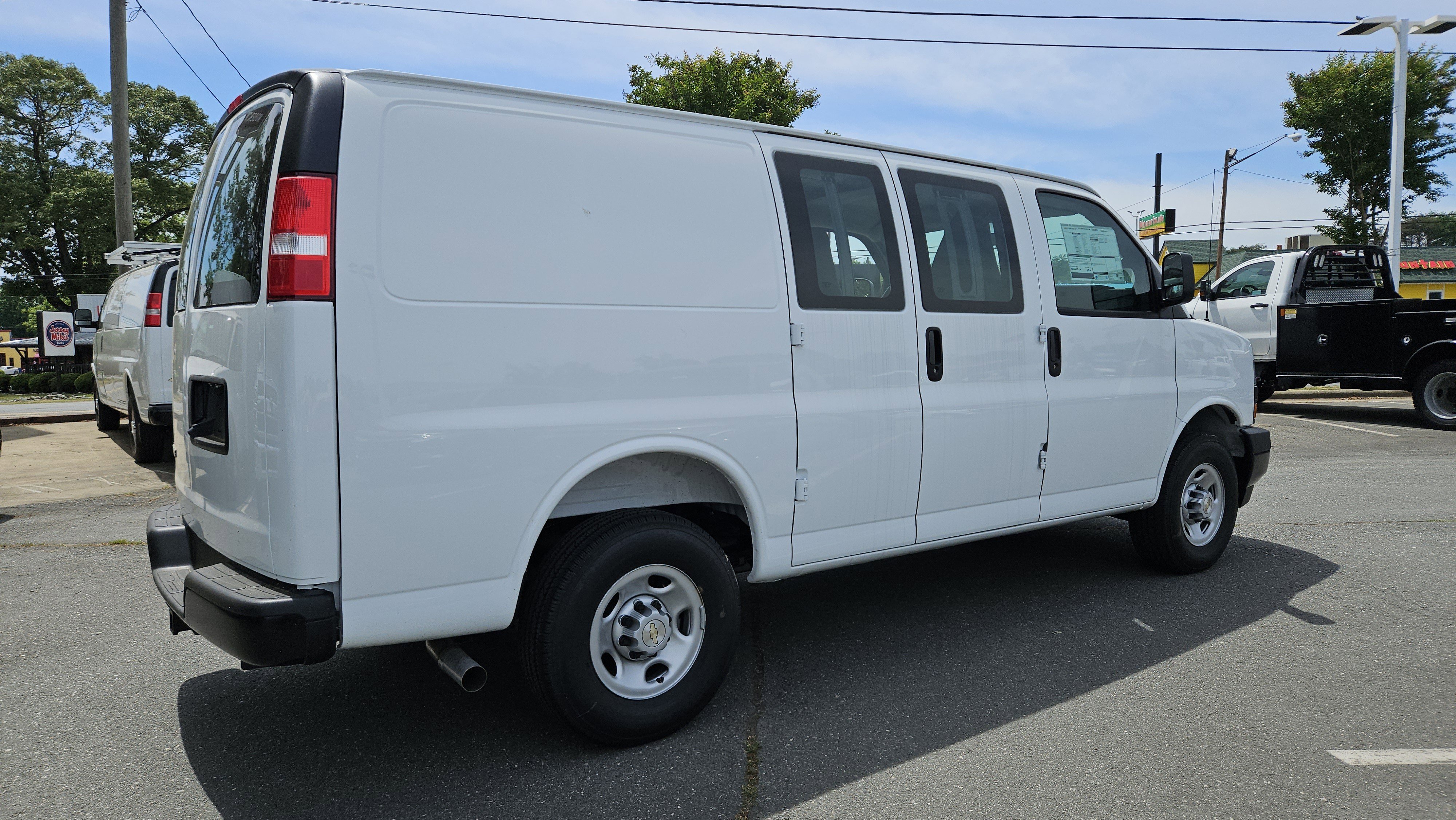 New 2025 Summit White Chevrolet WT image 5