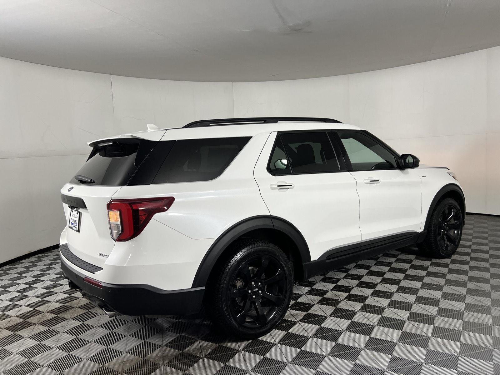 Used 2023 Star White Metallic Tri-Coat Ford ST-Line image 25