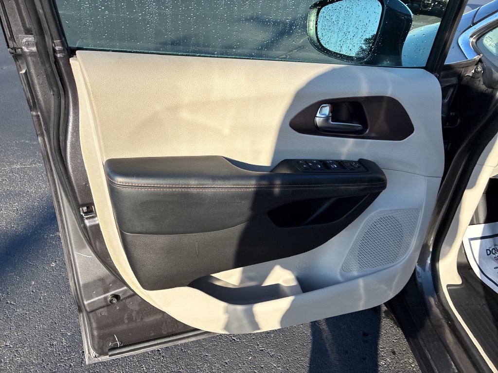 Used 2019 Gray Chrysler Touring L image 12