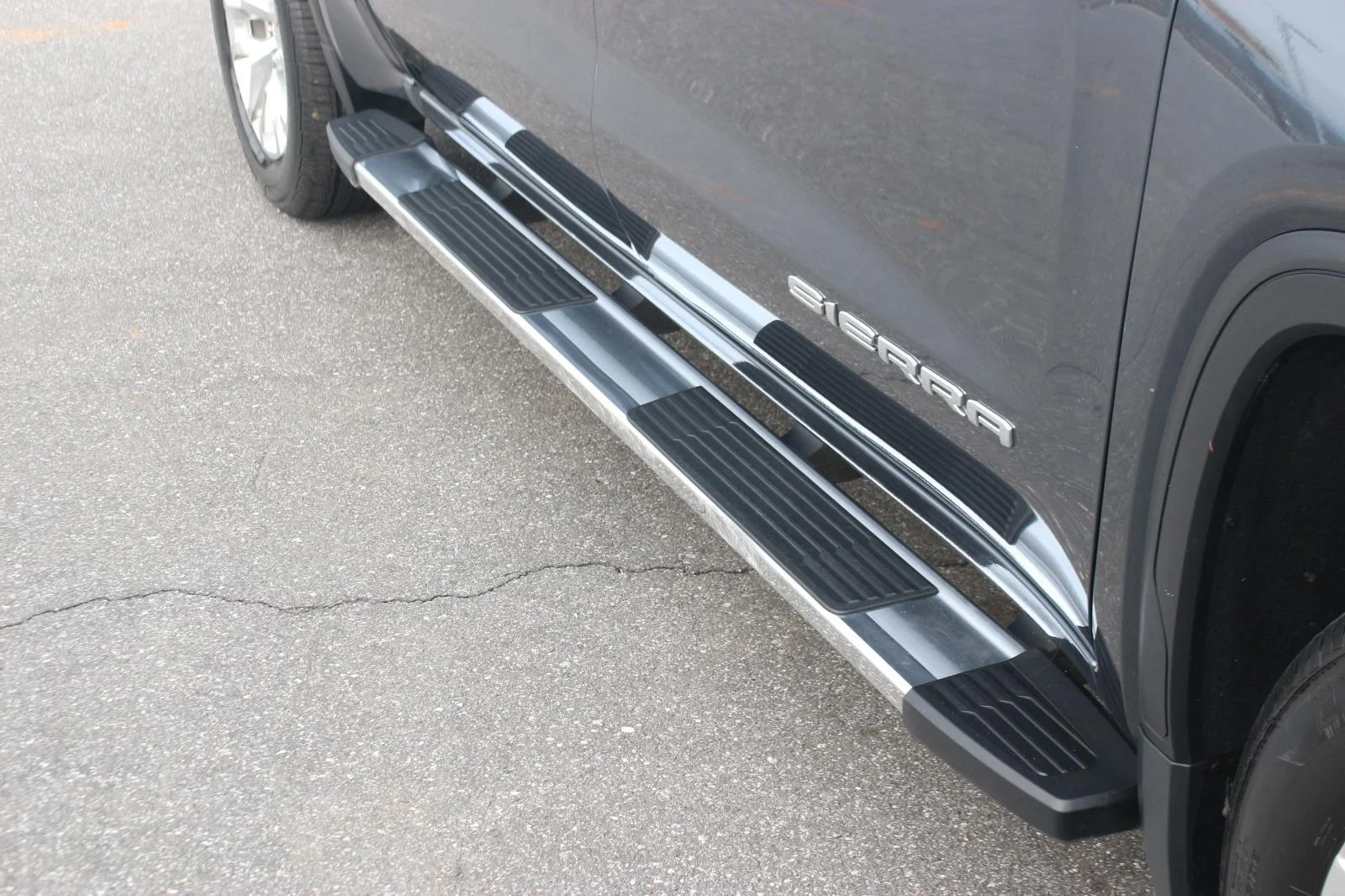 Used 2019 DARK SKY METALLIC GMC SLT image 12