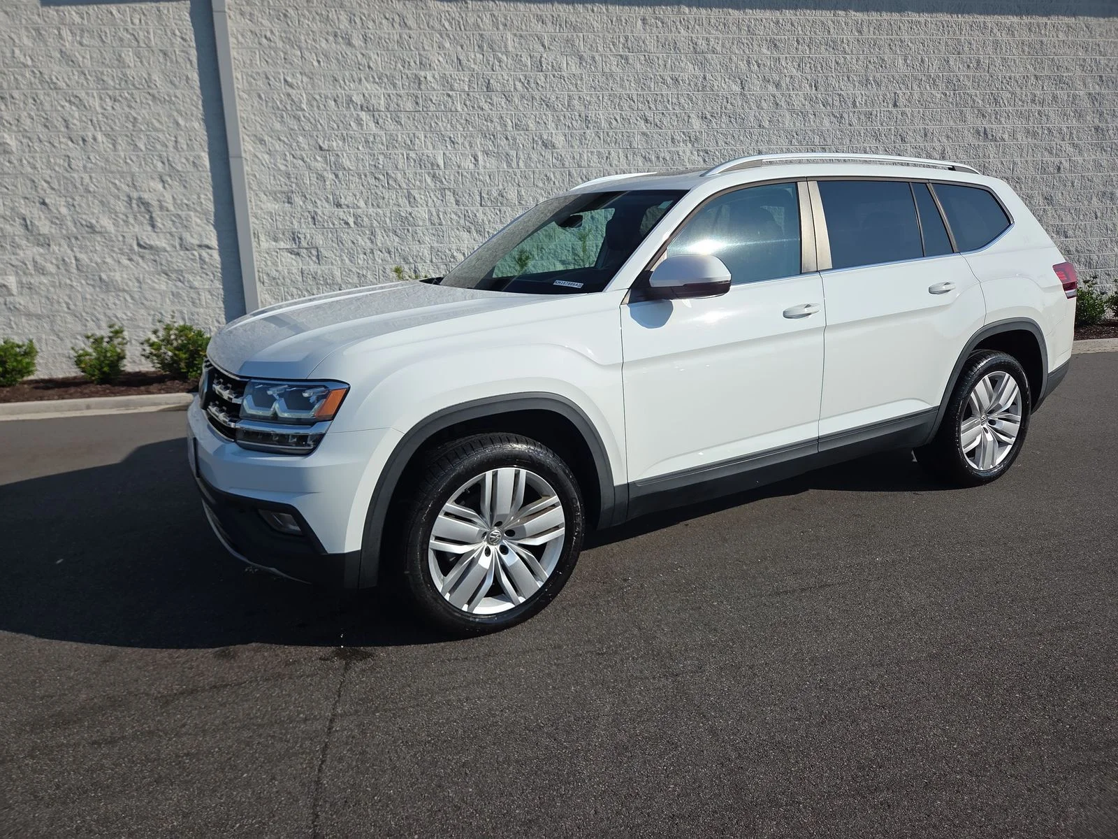 Used 2019 Pure White Volkswagen 2.0T SE w/Technology image 1