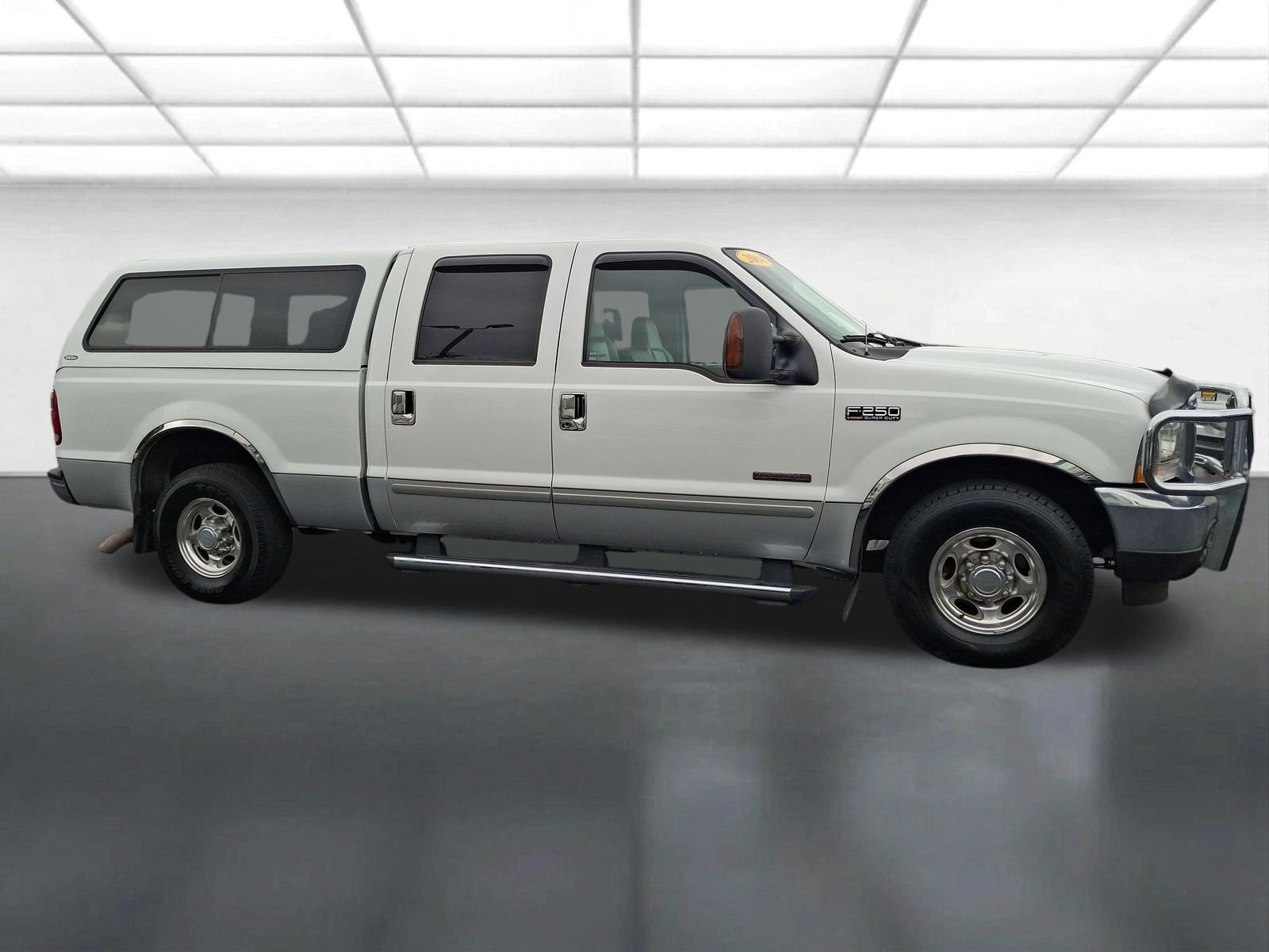 Used 2004 White Ford XL image 2