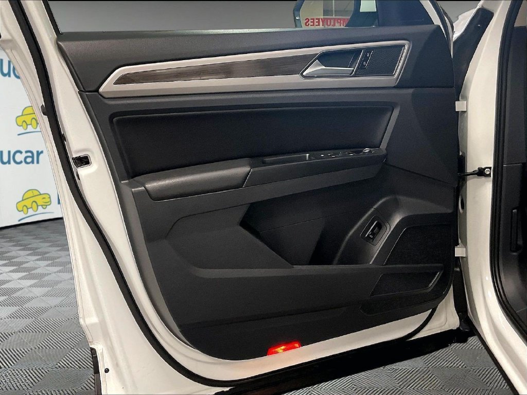 Used 2019 White Volkswagen 3.6L V6 SE image 9