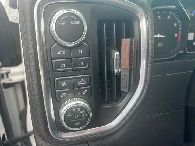 Used 2022 White GMC Denali image 26