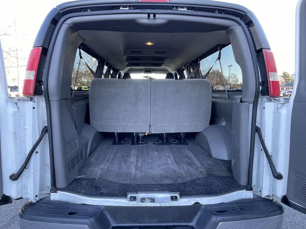 2017 Chevrolet Express Passenger LS - Photo 9