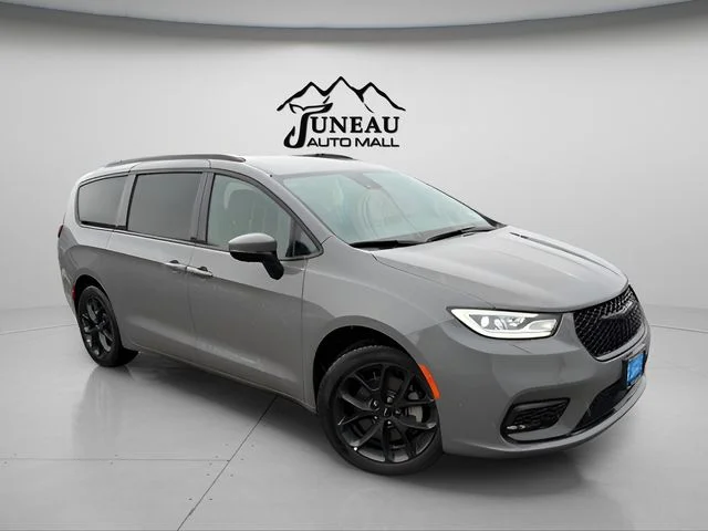 2023 Chrysler Pacifica Touring L AWD's photo