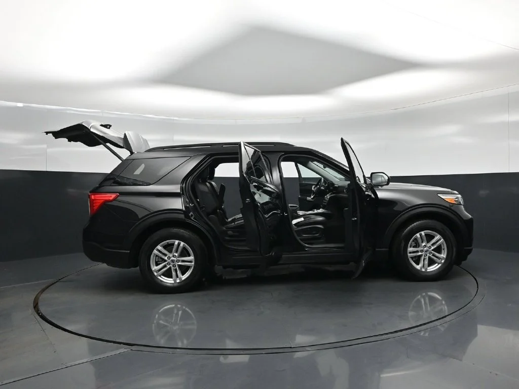 Used 2023 Black Ford XLT image 4