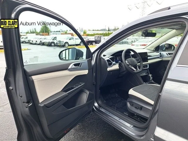 New 2026 Platinum Gray Metallic Volkswagen 1.5T SE image 24