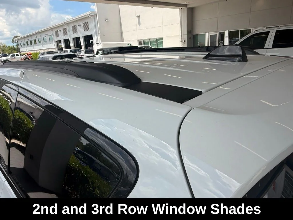 New 2027 Bright White Clear-Coat Exterior Paint Chrysler Limited image 40