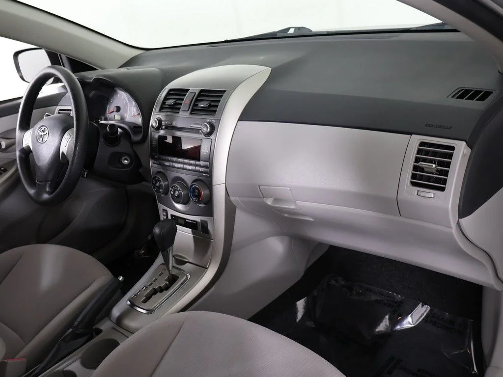 Used 2011 Silver Toyota LE image 22
