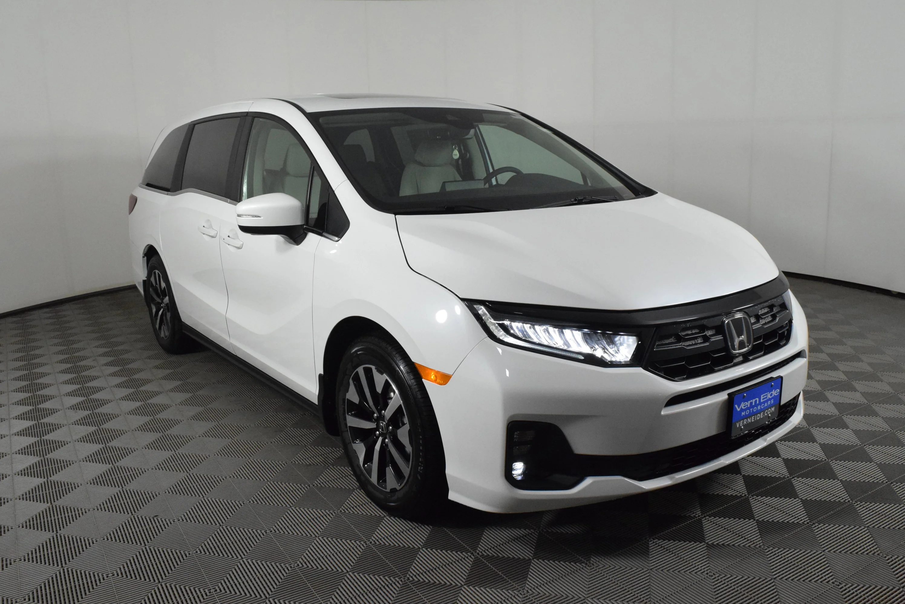 New 2026 Platinum White Pearl Honda EX-L image 4