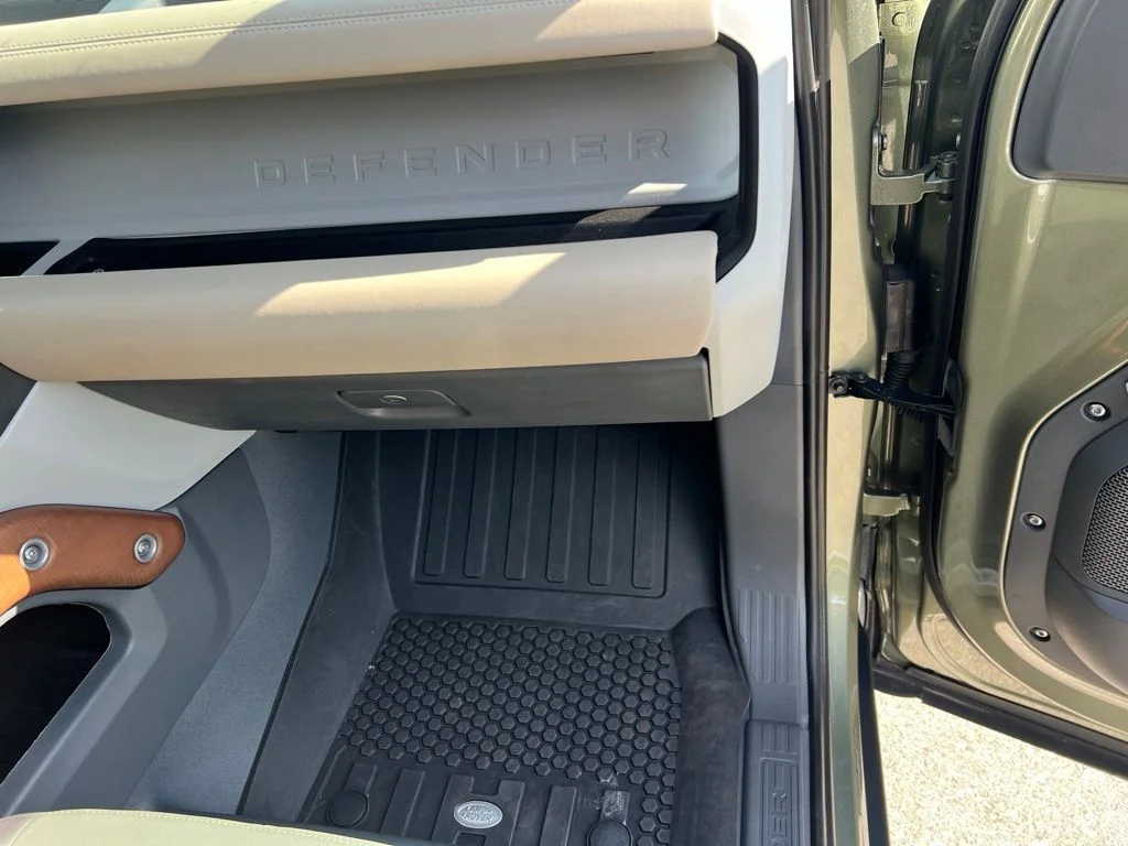 Used 2024 Green Land Rover S image 11