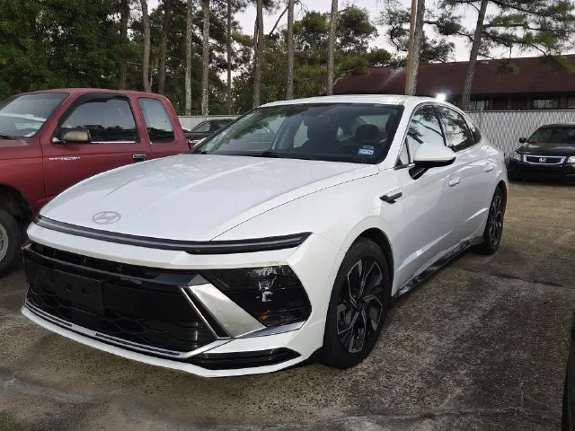 Used 2025 Serenity White Hyundai SEL image 3