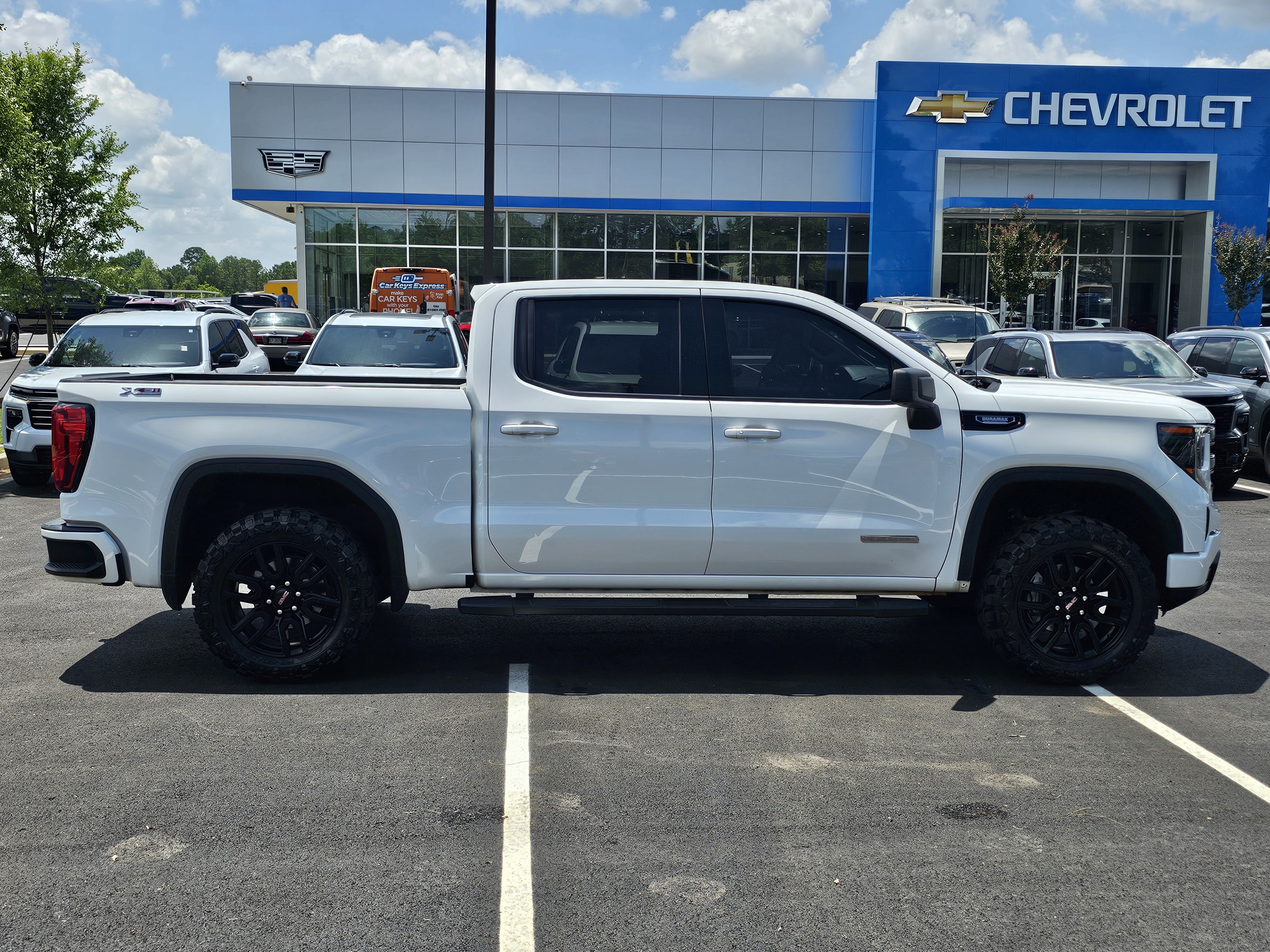 Used 2023 Summit White GMC Elevation image 9