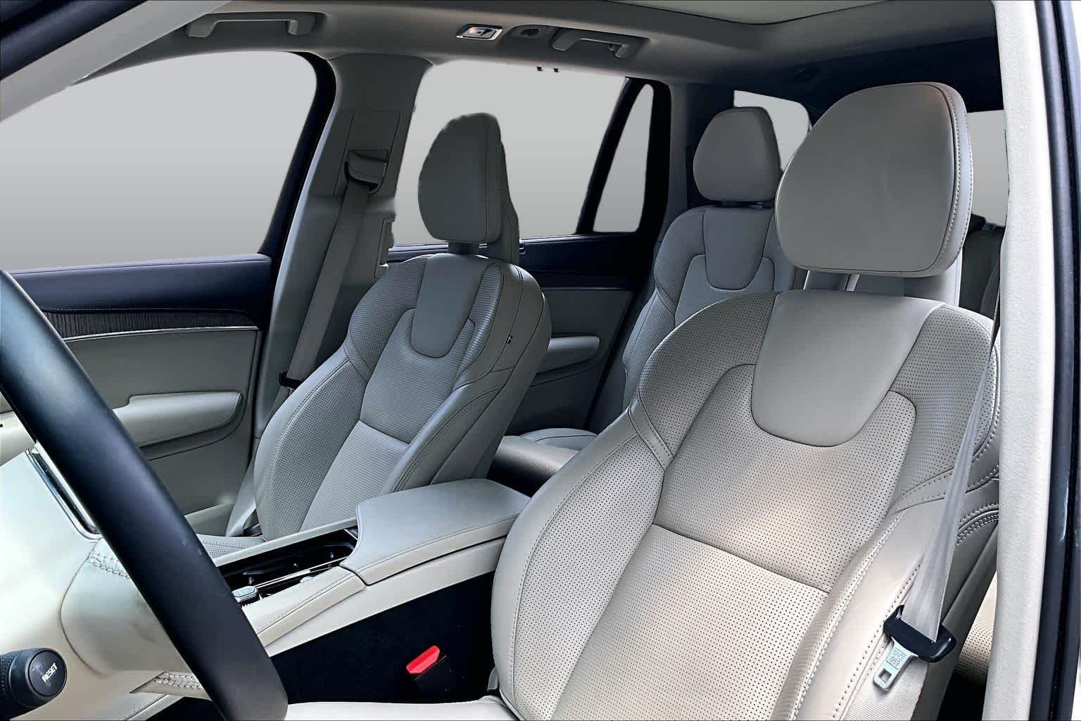 Used 2021 Crystal White Metallic Volvo Inscription image 8