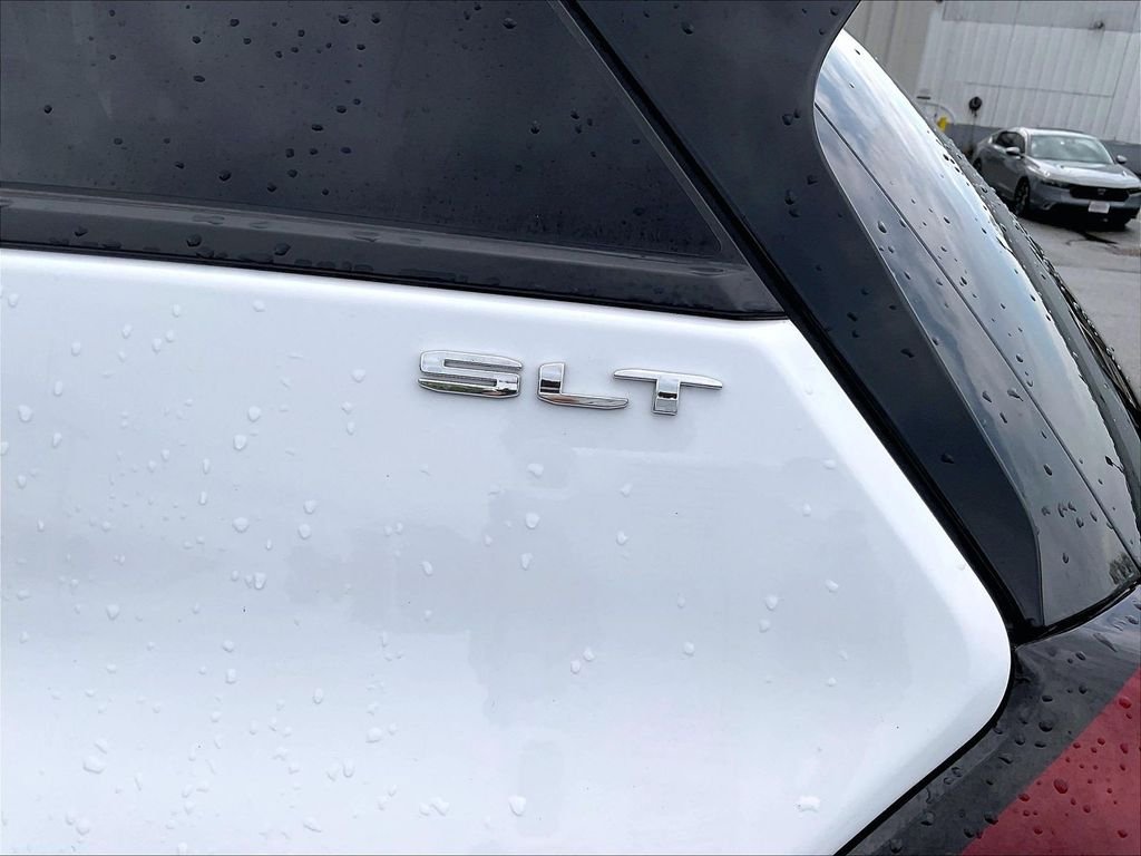 Used 2022 White GMC SLT image 28