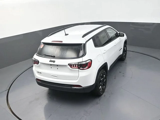 New 2026 Bright White Clear-Coat Exterior Paint Jeep Latitude image 17
