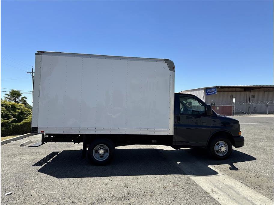 2013 Chevrolet Express Cutaway 3500 Van photo 4