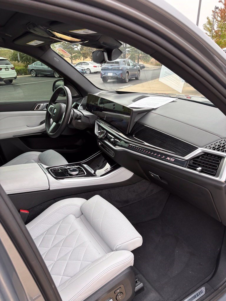 Used 2024 Gray BMW xDrive40i image 11