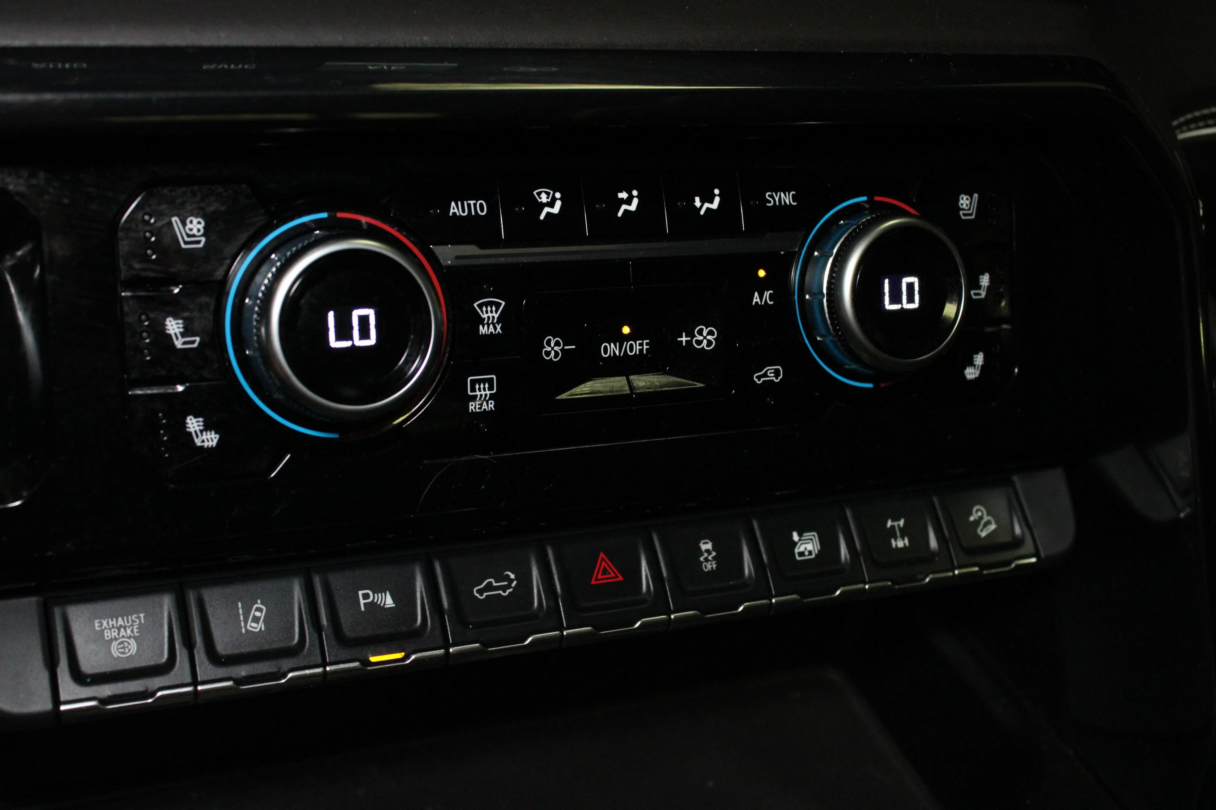 Used 2024 Sterling Metallic GMC AT4X image 27
