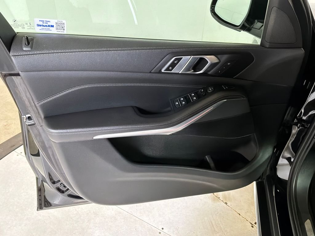 Used 2022 Black BMW xDrive40i image 9