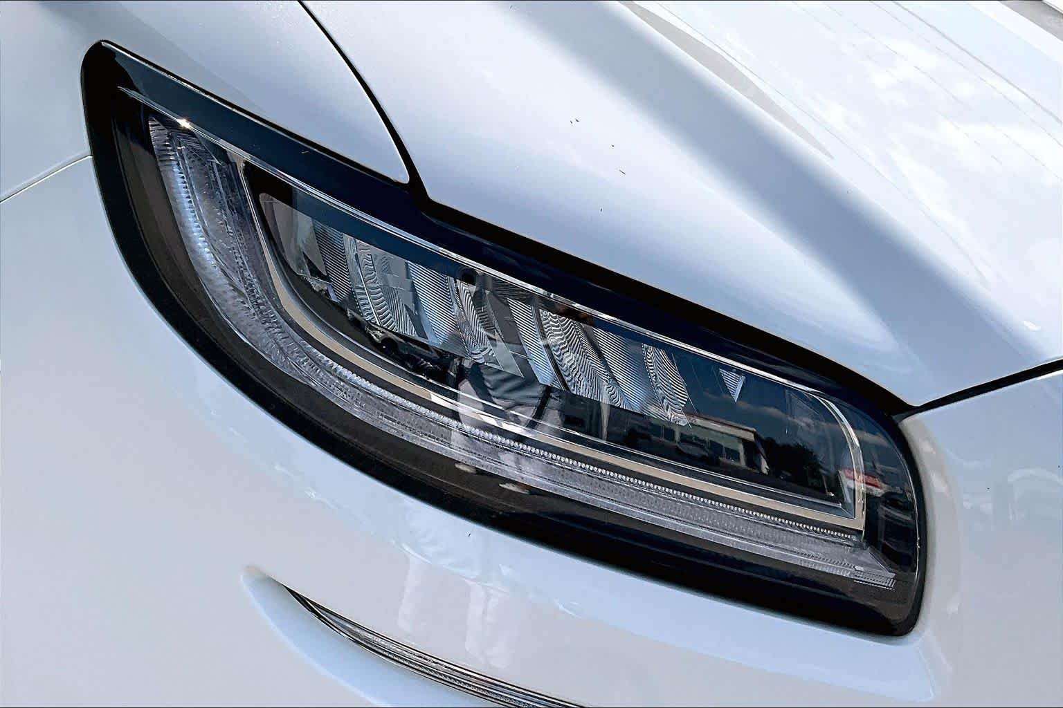 Used 2022 Pristine White Lincoln Reserve image 25