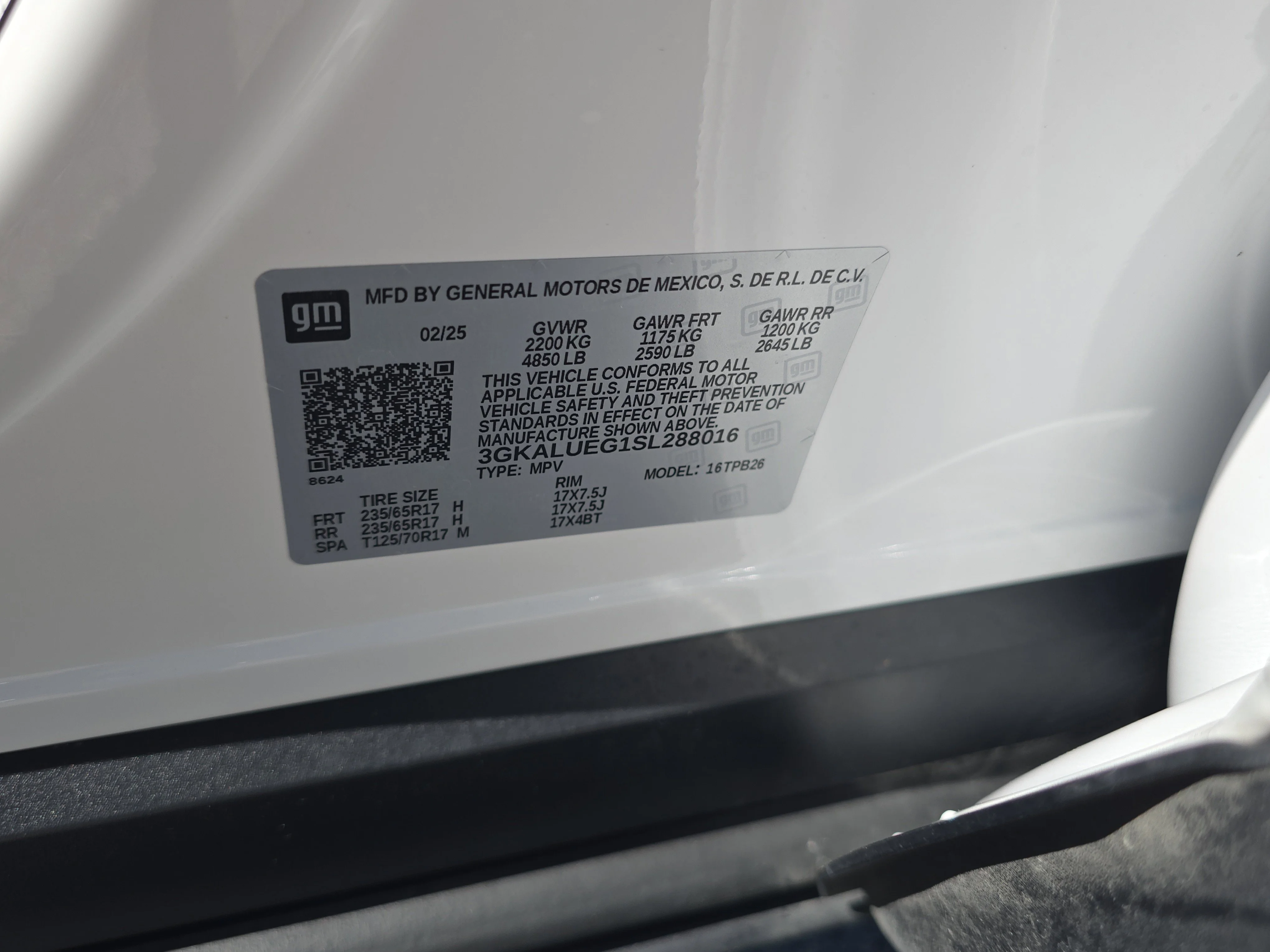 Used 2025 Summit White GMC AWD Elevation image 31
