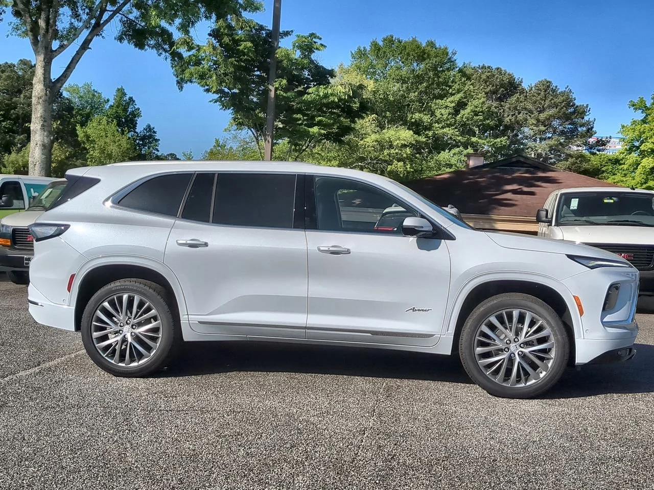 New 2026 Iridescent White Tricoat Buick Avenir image 9