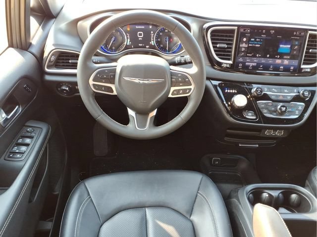 Used 2025  Chrysler Select image 20