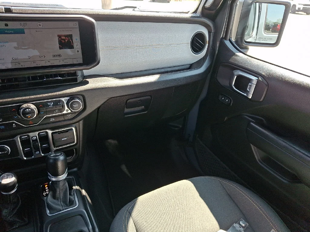 Used 2024 Anvil Clear Coat Jeep Sport S image 17