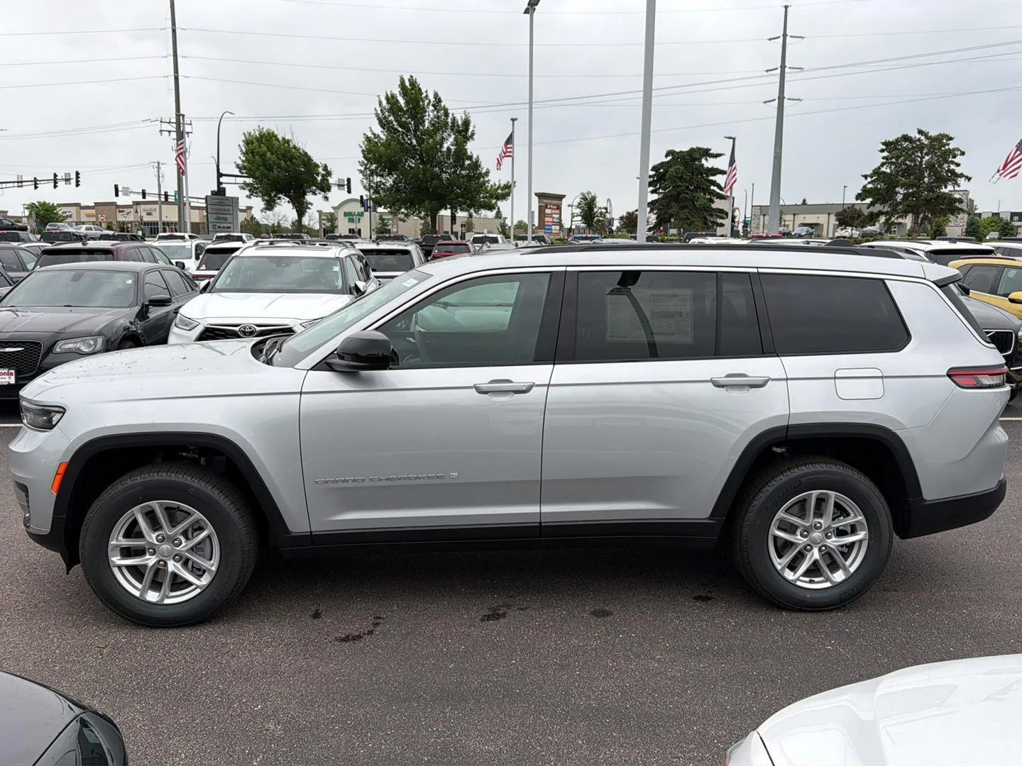 New 2026 Silver Zynith Jeep Laredo X image 4