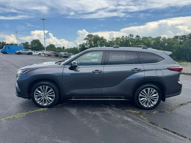 Used 2023 Magnetic Gray Metallic Toyota Platinum image 6