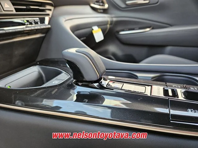 2025 Toyota Crown Signia Limited - Photo 12