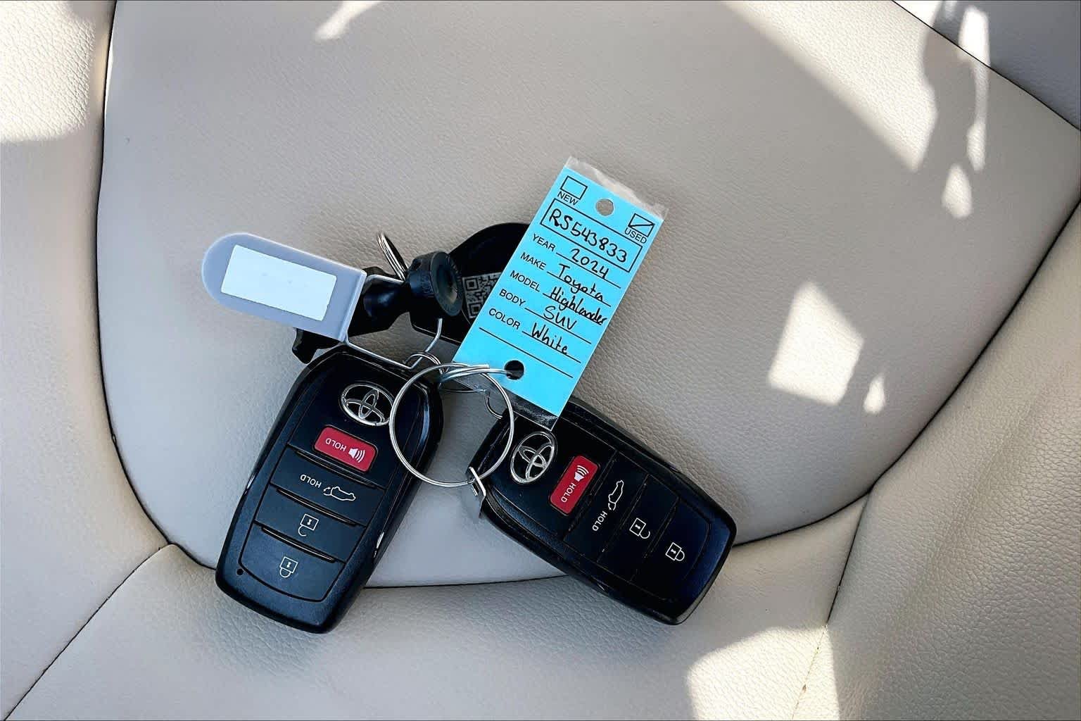 Used 2024 Wind Chill Pearl Toyota XLE image 15