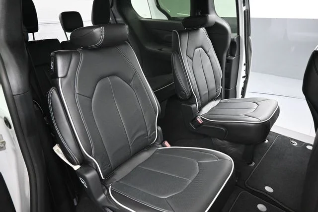 New 2026 Bright White Clear-Coat Exterior Paint Chrysler Limited image 18