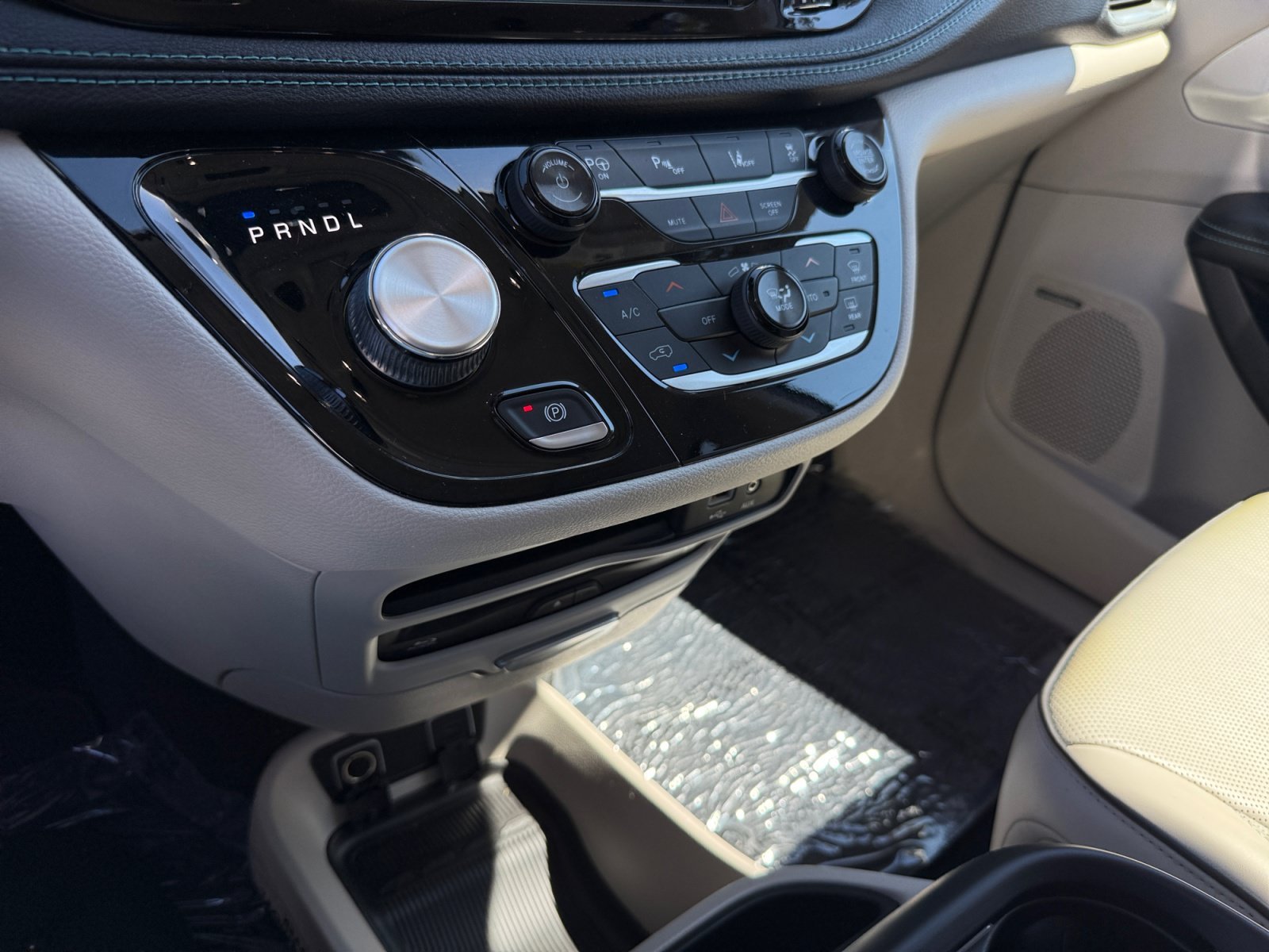 Used 2018 Billet Silver Metallic Chrysler Limited image 13