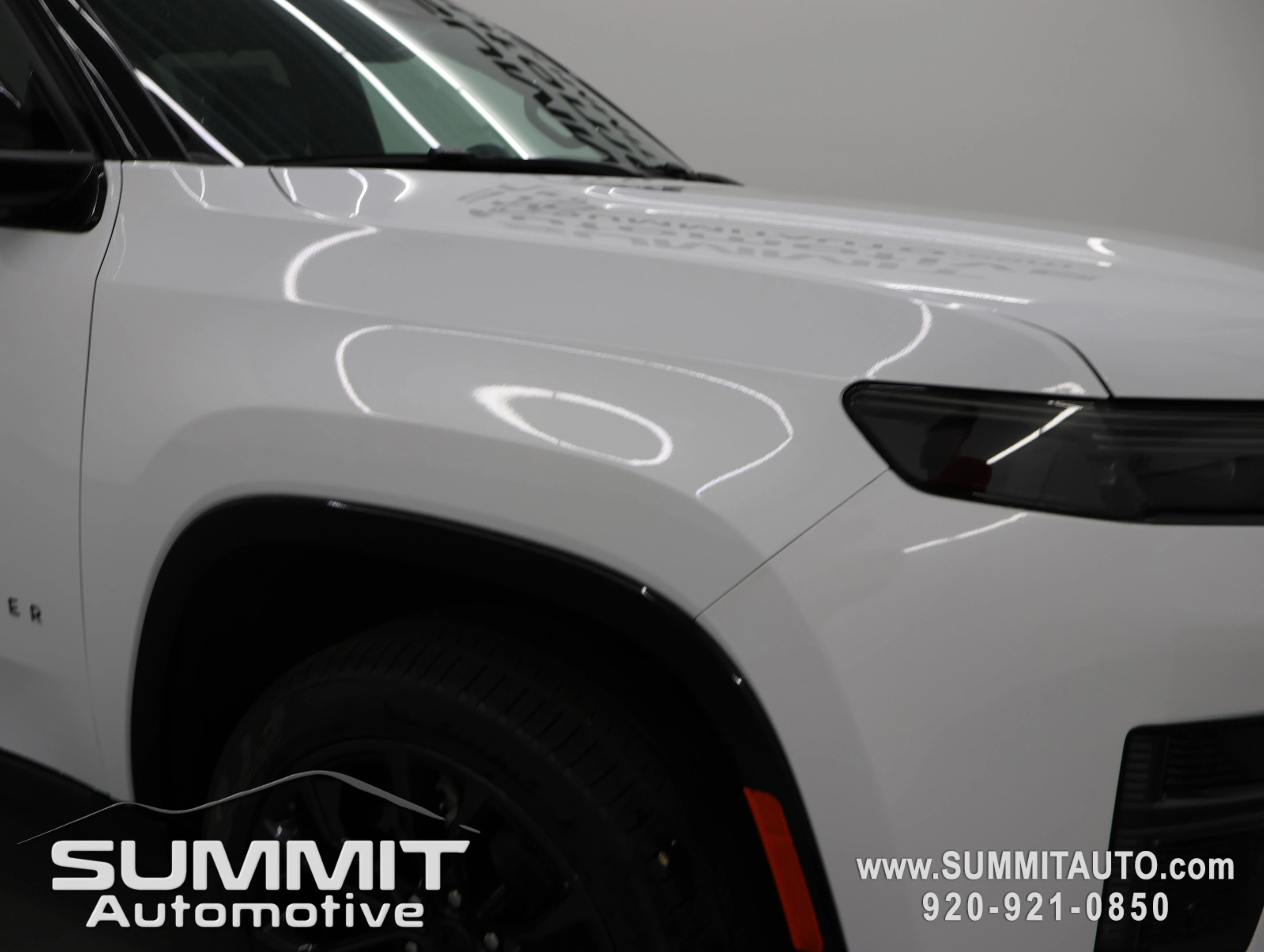 New 2026 Bright White Clear-Coat Exterior Paint Jeep Summit Obsidian image 28