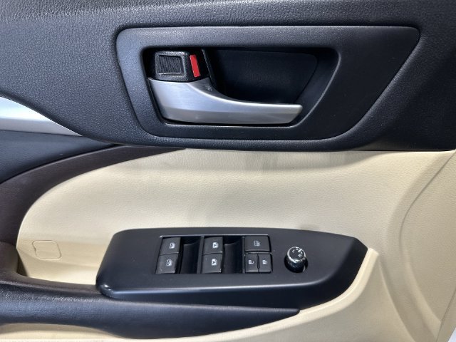 Used 2017 White Toyota XLE image 19